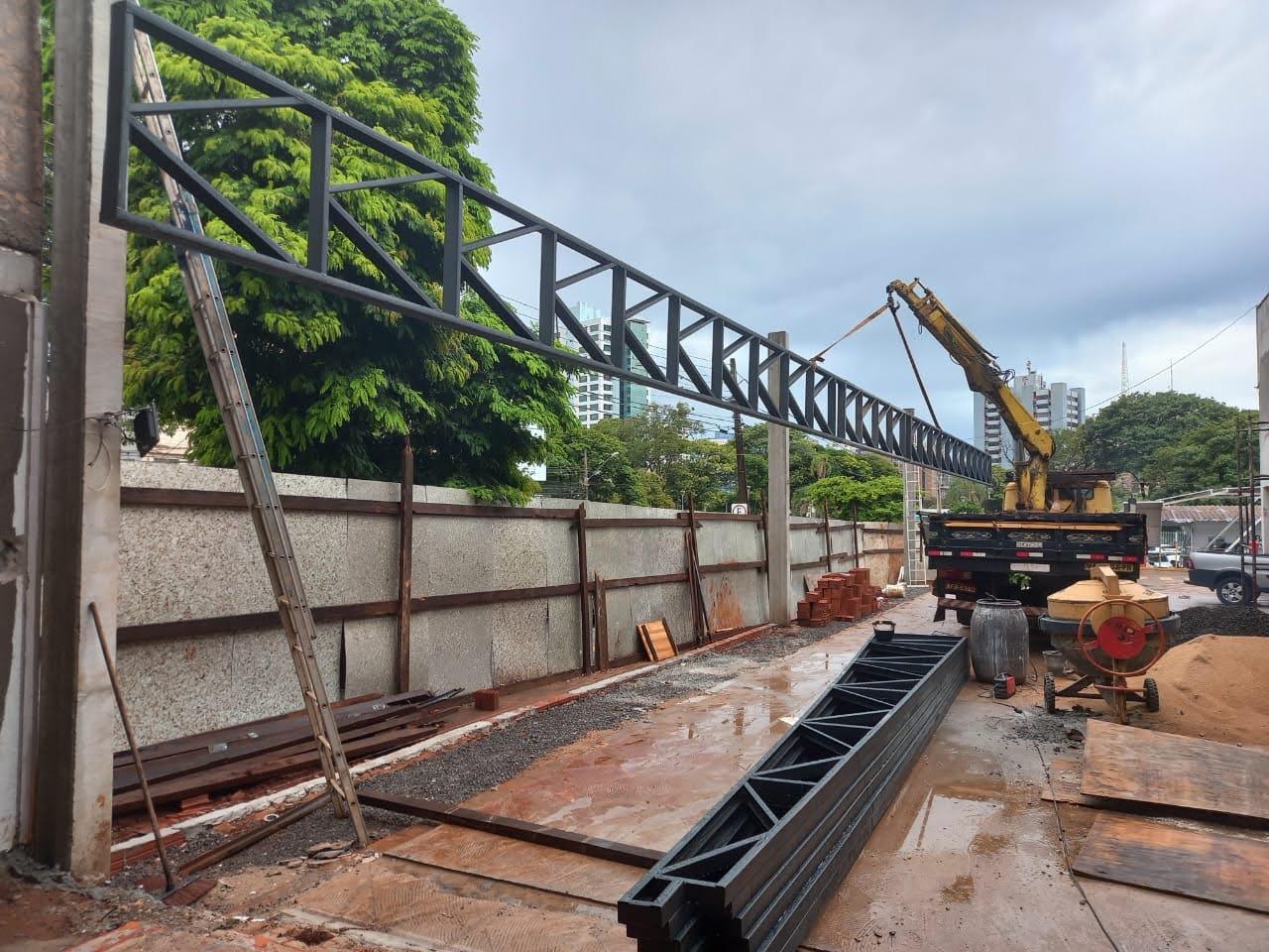 Içamento de tesoura metálica com guindaste em obra