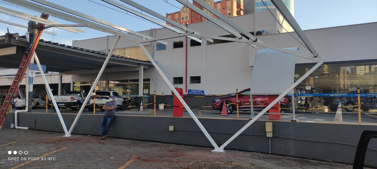 Pilares e tesouras metálicas do carport em execução